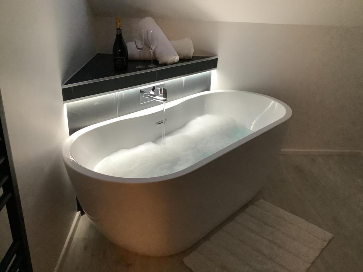 Little London Bed & Breakfast And Glamping Pod Hotel Abercraf Bagian luar foto